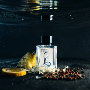 Melodious Mist parfüm şişesi, su altında ananas, limon, beyaz çiçekler ve renkli biber taneleriyle